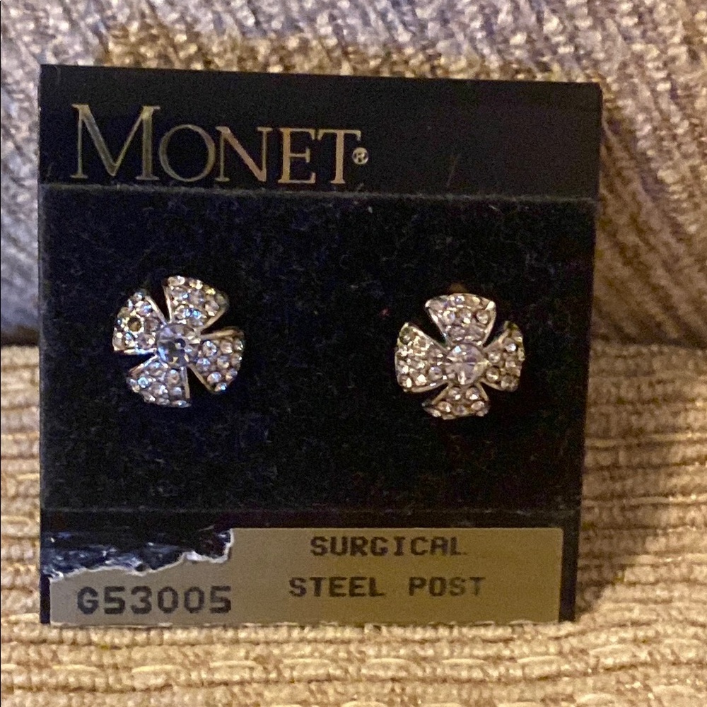 🤍NWT Monet Silver Floral Crystal Studs - Vintage